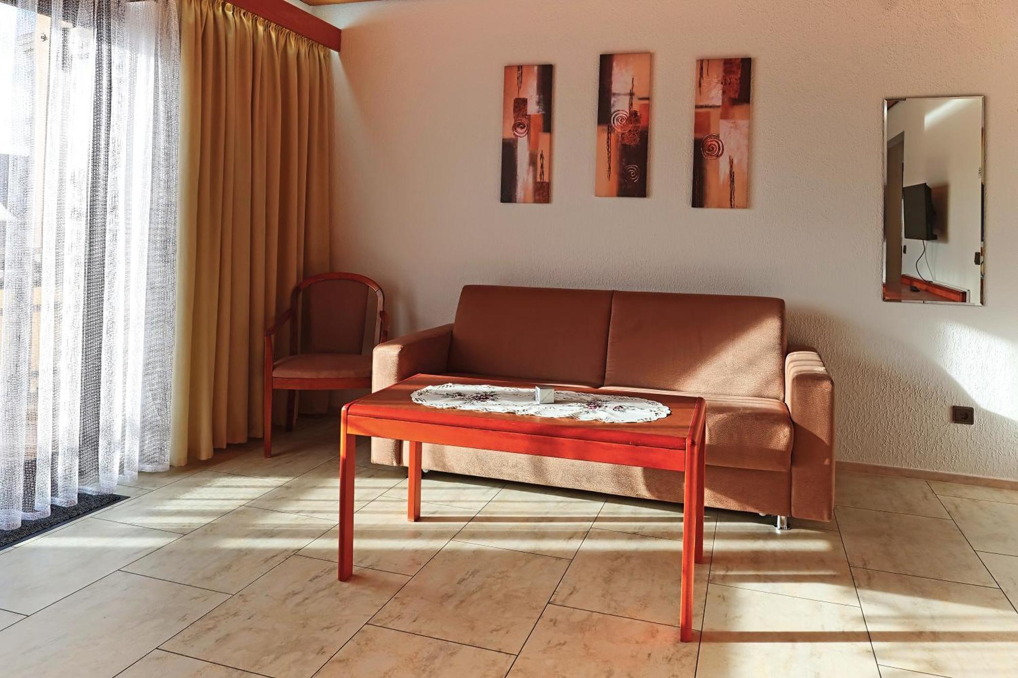 Hotel Garni Sebastian Kirrweiler  Buitenkant foto